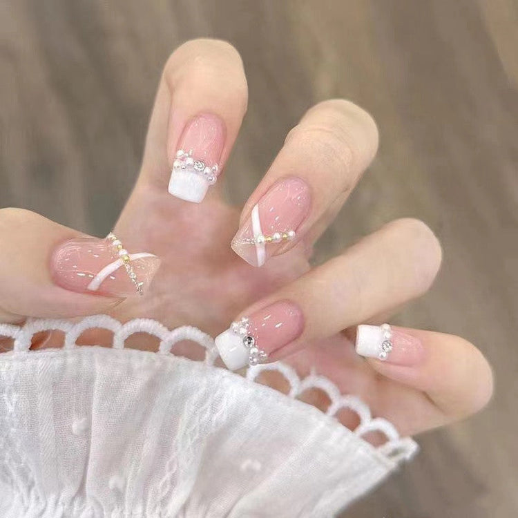 Faux ongles press-on gel nude luxe avec nœuds et perles - Collection Ongles Mains Prettyva