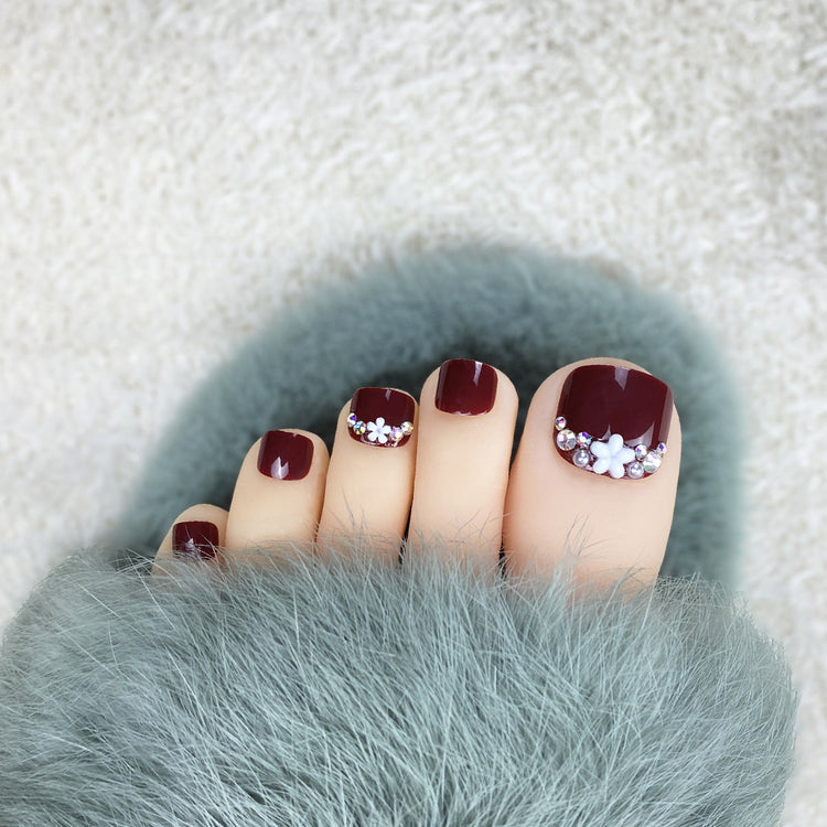 Faux ongles press-on pieds bordeaux avec fleurs et diamants - Collection Ongles Pieds Prettyva